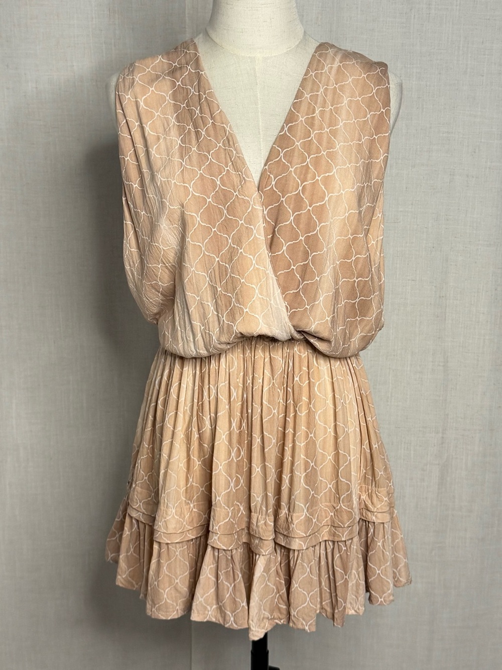 Indah Balmy Mini Dress Beige White Quatrefoil Print Ruffle Hem Size XS
